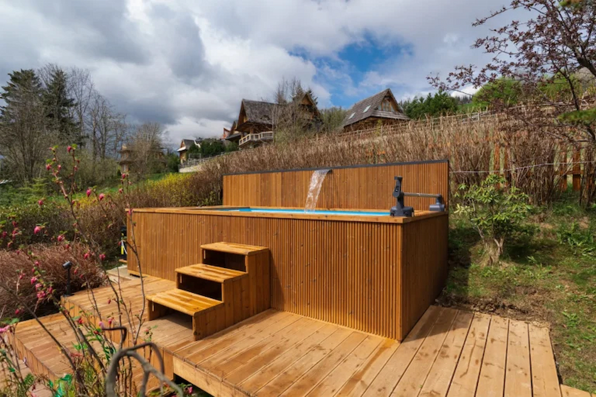 Drewniany basen ogrodowy w praktyce: plusy, minusy.
